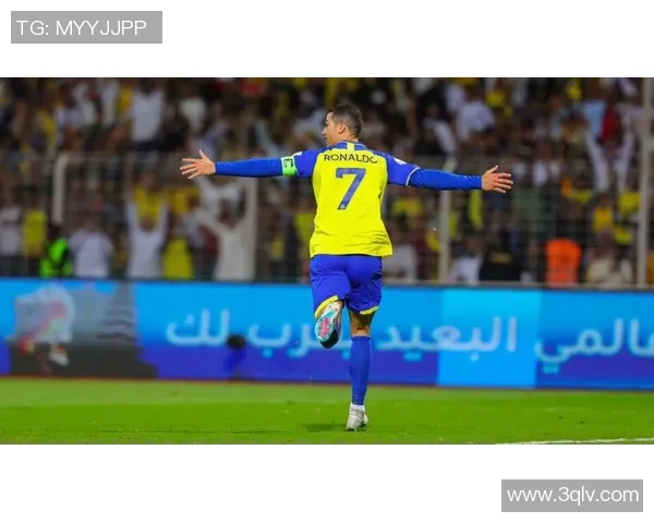 足球巨星跨界联名掀起潮流热潮引爆球迷与时尚圈双重关注